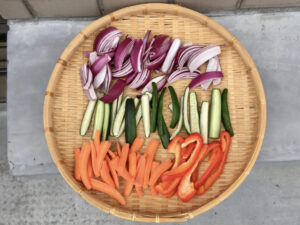 ザルに野菜をひろげて乾燥させる
